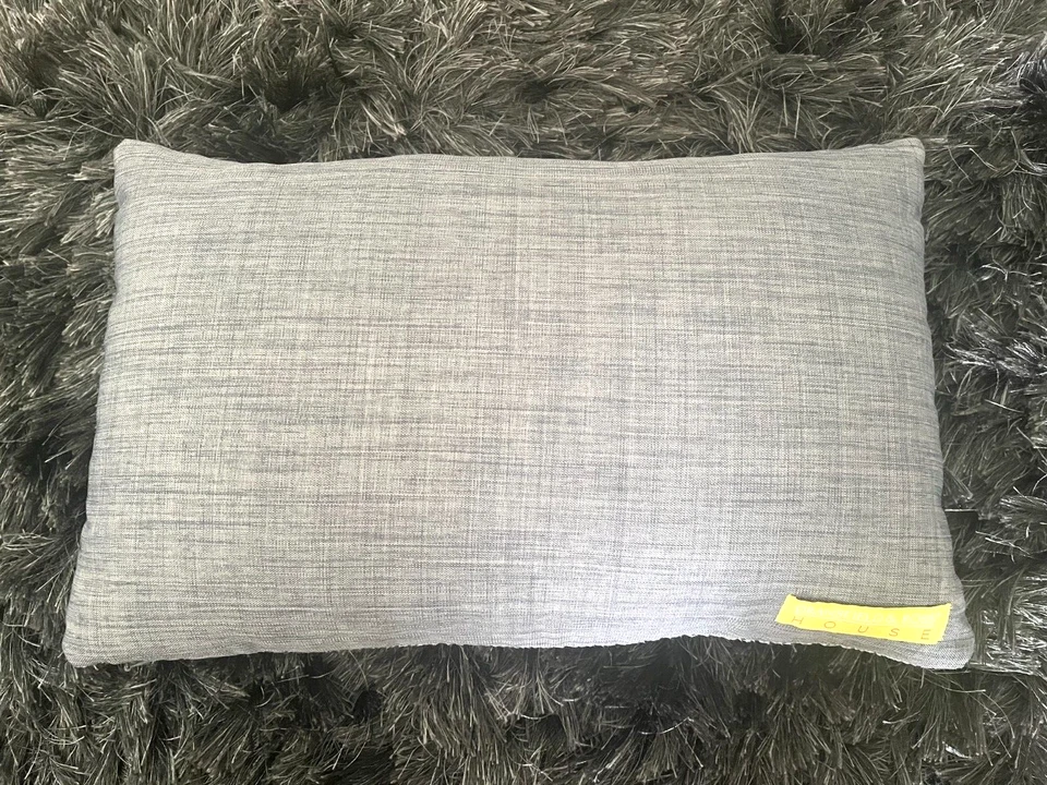 Almohada de madera decorativa con patrón de piel de serpiente Transfield & Ross House 12" x 18" Foto 3 de 4