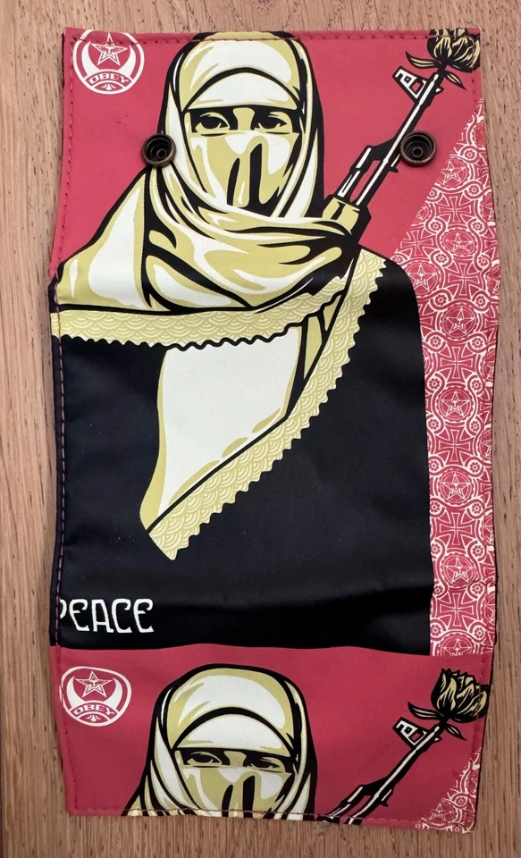 OBEY Cartera Triple Paz Mujer Shepard Fairey Arte 2008 Protesta Pistola Niña Nueva Foto 2 de 4