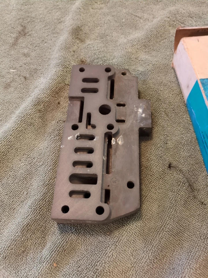 NOS Ford Tractor 2000, 3000, 4000 Select O-Speed Cuerpo de válvula de control inferior. Foto 2 de 4