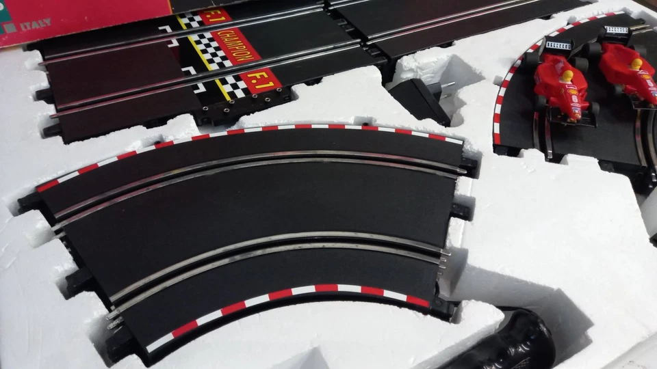 POL30950 Polistil pista elettrica analogica 1/32 a due corsie con Ferrari F1 - Immagine 3 di 4