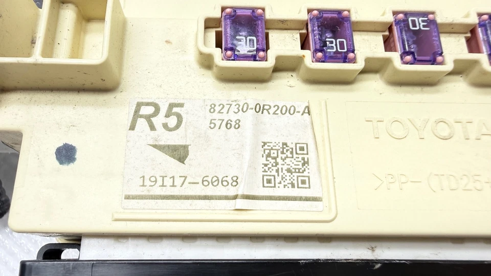2019 2020 - 2025 TOYOTA RAV4 JUNCTION FUSE BOX CONTROL MODULE 82730-0R200 OEM - Image 3 of 4