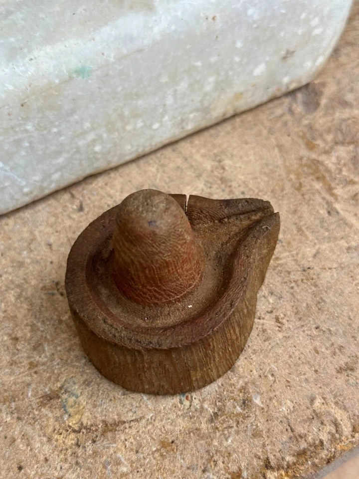 Antigua escultura de madera hecha a mano del dios hindú Shiva Linga Foto 4 de 4