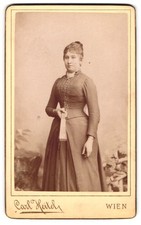 Fotografie Carl Heitel, Wien, Landstraße Hauptstraße 29, Dame in elegantem Klei 