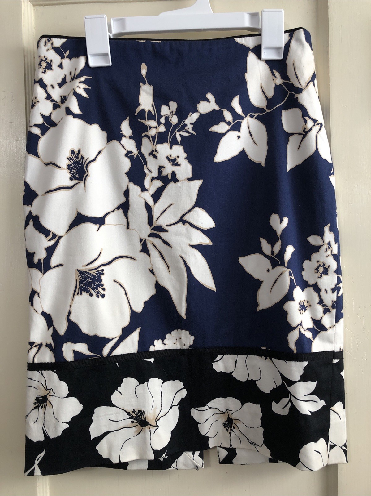 White House Black Market Black Navy Blue White Floral Pencil Skirt Size 4 Lined