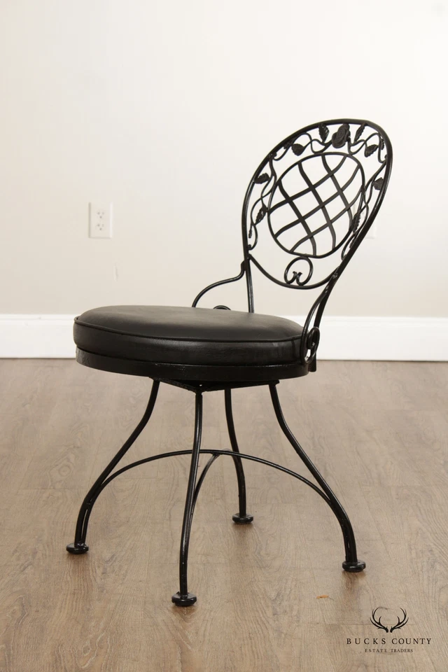 Par de sillas laterales vintage de hierro forjado con patrón de rosa Foto 4 de 4