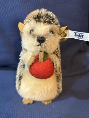 Steiff シュタイフ ハリネズミ イヴォ　ぬいぐるみ 073878 Steiff Ivo Hedgehog with Felt Apple Limited Edition 4” 073878 With