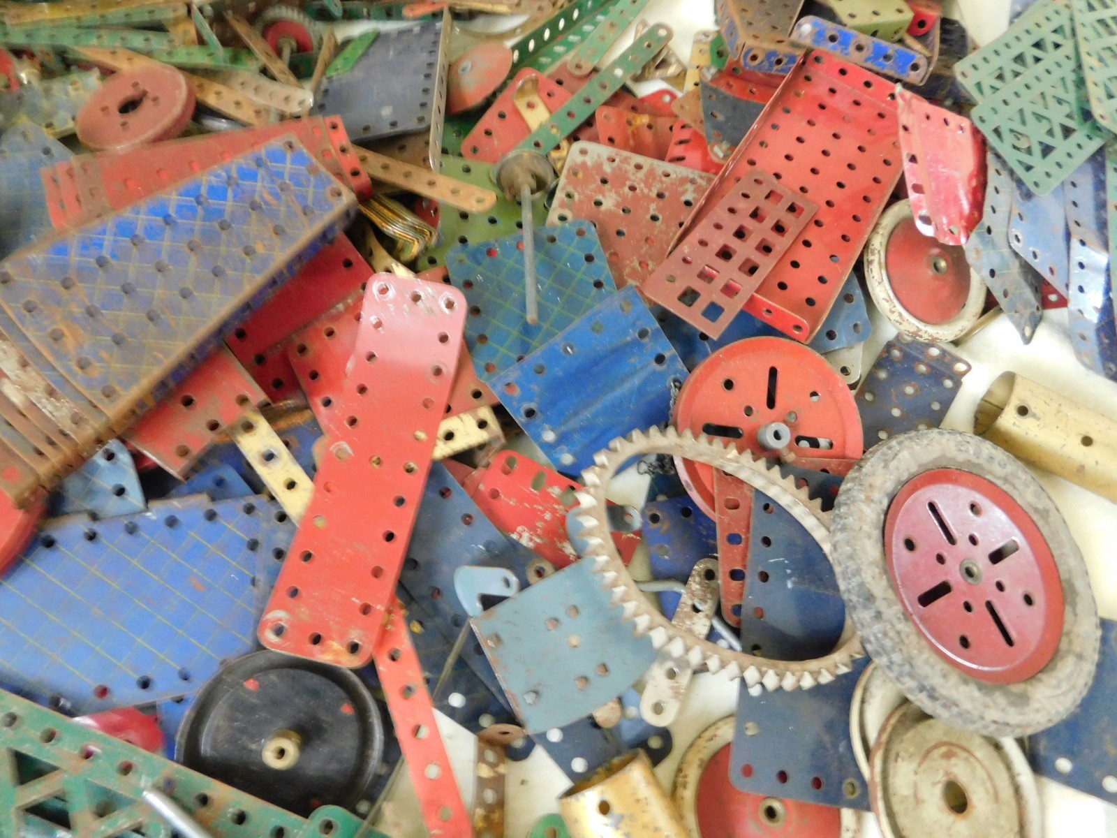 Vintage 18.5kg Meccano Joblot Spare Parts Wheels Cogs Screws Motor Plates etc