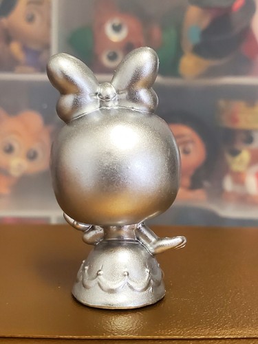 Disney Doorables - Daisy Duck - Silver - Disney 100 - Celebration of Wonder - Picture 3 of 5