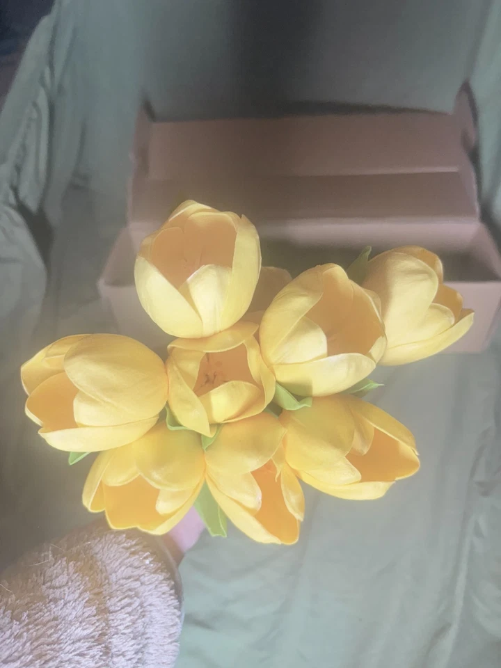 Buart 9Pcs Artificial Luxury Tulip Flowers, Long Stem and Green Leaves, Yellow,  - Imagem 2 de 4