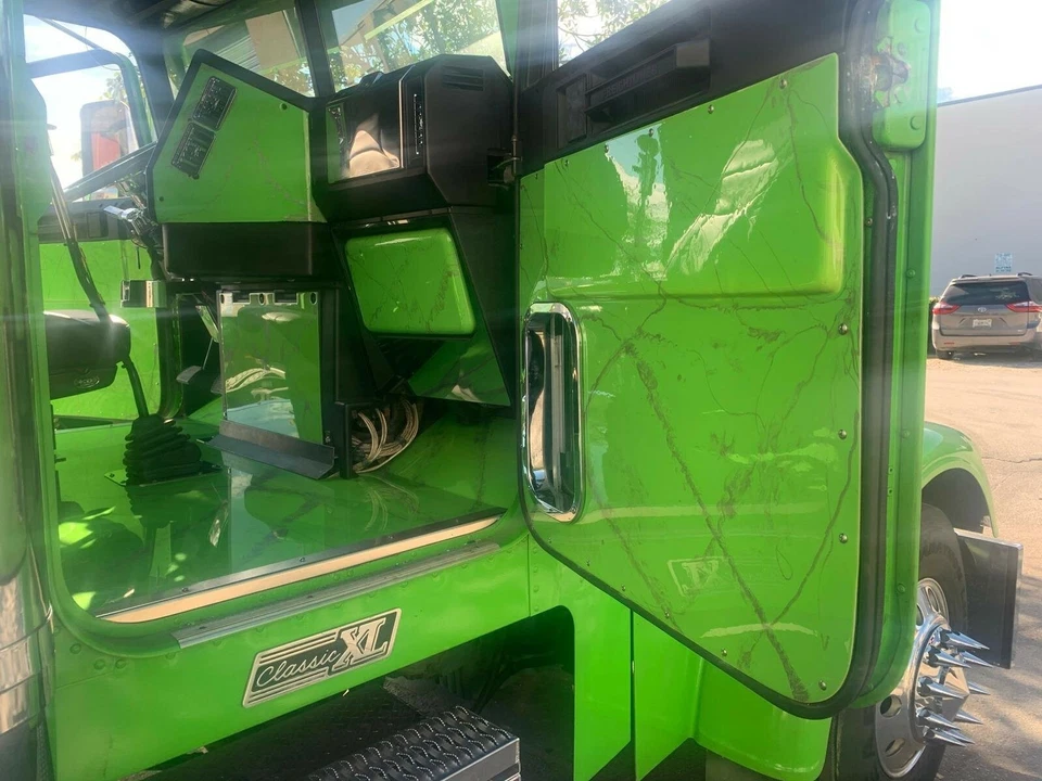 Freightliner Classic / Freightliner FLD 120. 1997 - 2007. Panel de resina de 2 puertas. Foto 2 de 4