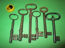 LOT OF 6 VINTAGE SKELETON KEYS BIG OLD RUSTY STEEL KEYS DOOR HOUSE
