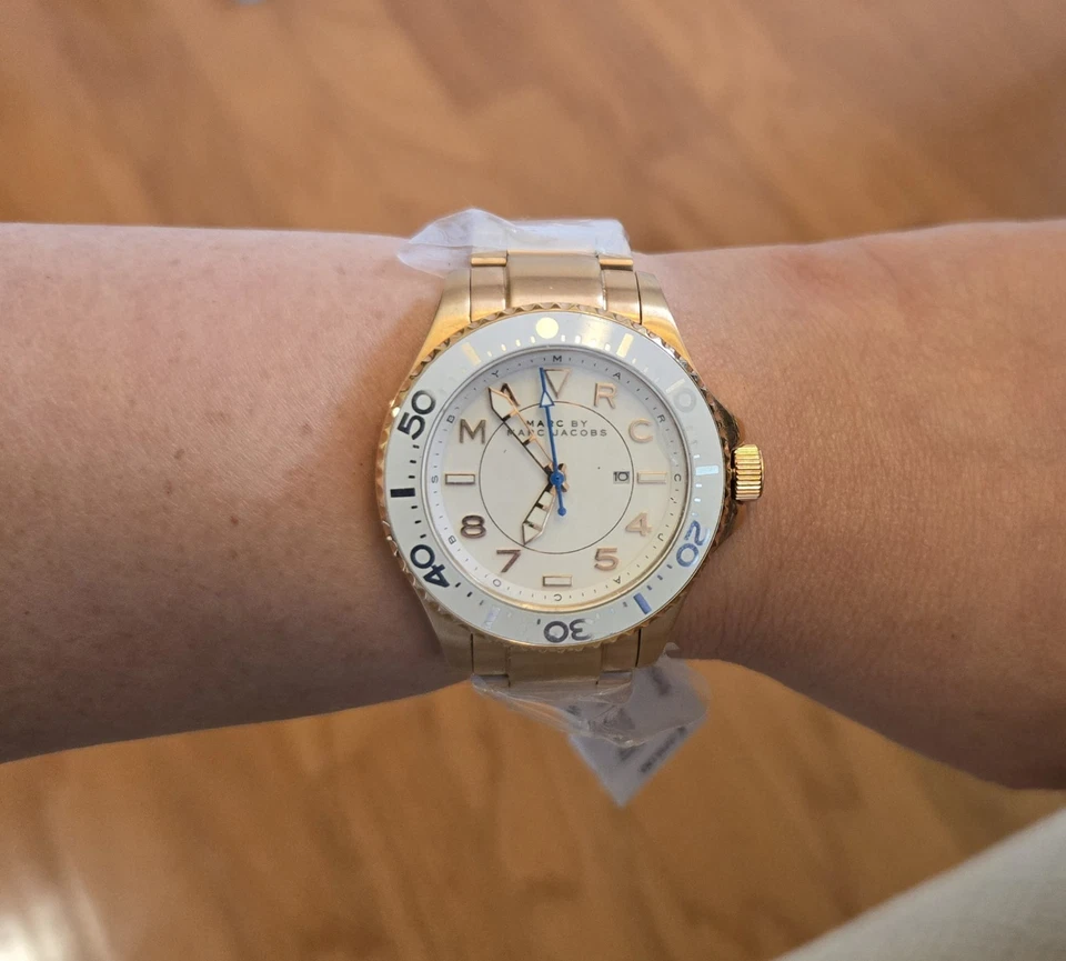 NUEVO CON ETIQUETAS $275 Reloj deportivo Marc Jacobs Dizz para mujer esfera blanca oro rosa MBM3409 38 mm Foto 3 de 4