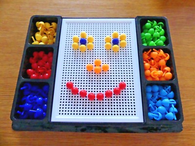 Gohytal Jeu de Douilles Mosaïque Couleur jeu de Douilles Mosaïque Pegboard Fourches avec 240 Perles et 10 Cartes, jeu de Prise pour Garçons et Filles à Partir de 2 à 3 4