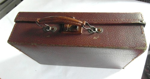 A Small Faux Leather Antique Suitcase - Cheney Handle - England - Pat Nos 1904-5 - Picture 8 of 11