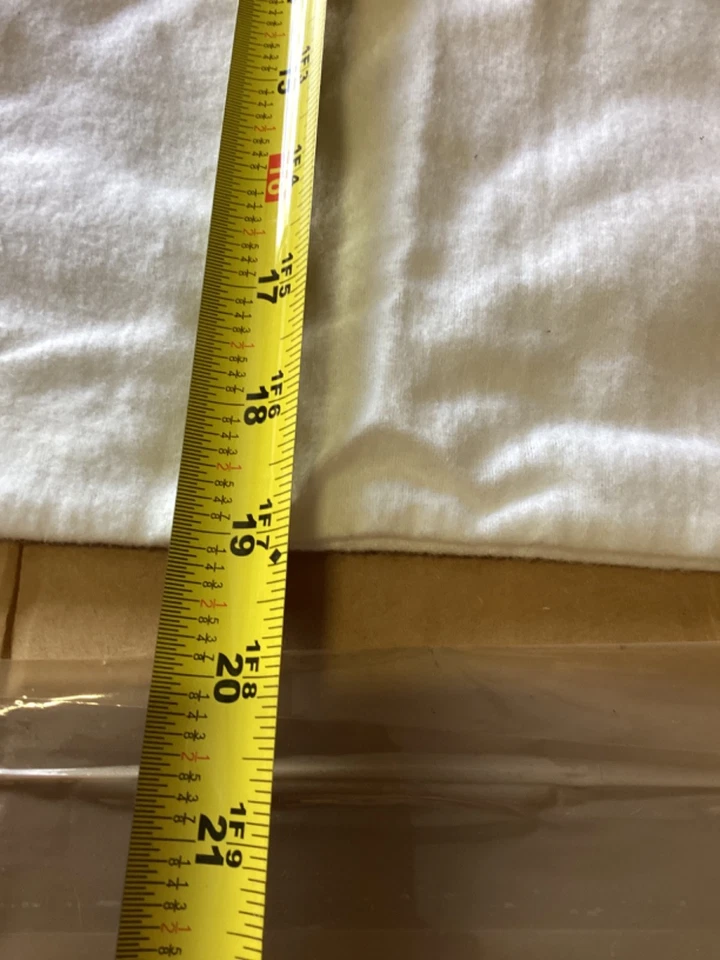 Usado - Funda Bolsa PRADA - Color Blanco - 22” x 19” Usado Alguna Decoloración Menor Foto 4 de 4