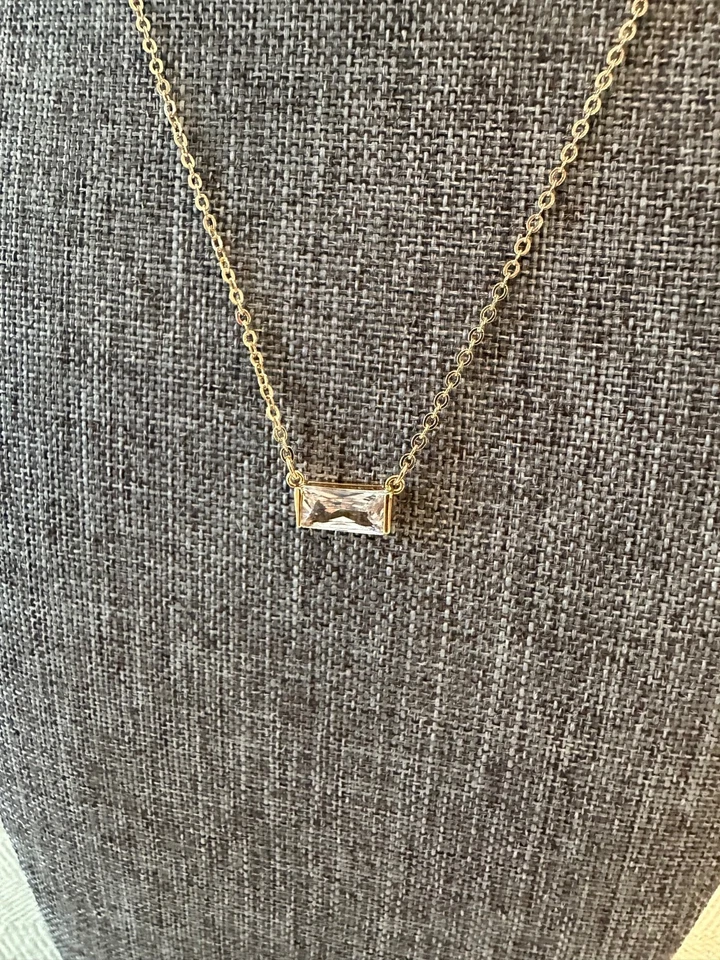 Collar solitario horizontal corte baguette circonita cúbica Windsor por Park Lane barra de joyería Foto 3 de 4