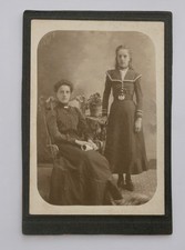 CABINET CARD OF TWO PRETTY VICTORIAN LADIES, WITH A POTTED PLANT BETWEEN THEM