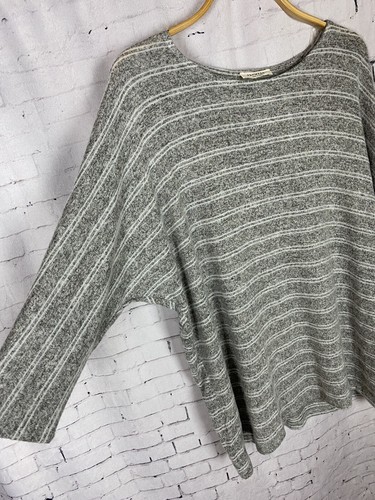 Prenda para mujer Promesa Suéter Grande Suave Elastizado Gris a Rayas Calce Relajado (DAU) - Imagen 2 de 9