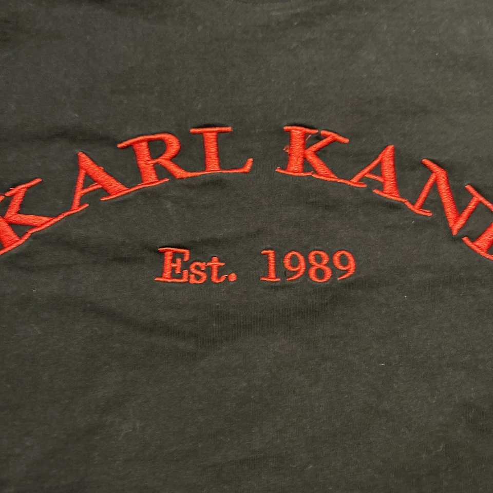 Camiseta Top Karl Kani Negra Y Roja Diseño Hombro Medio Bordada Foto 2 de 4