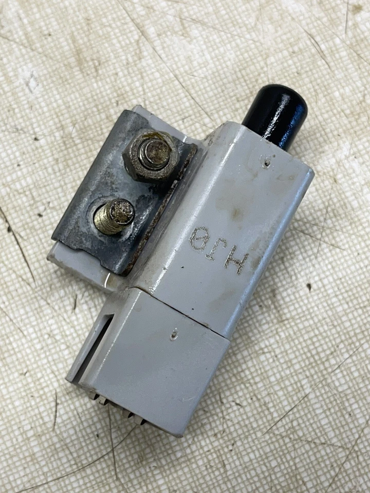 Interruptor de seguridad para tractor Kubota G2160 Foto 2 de 3