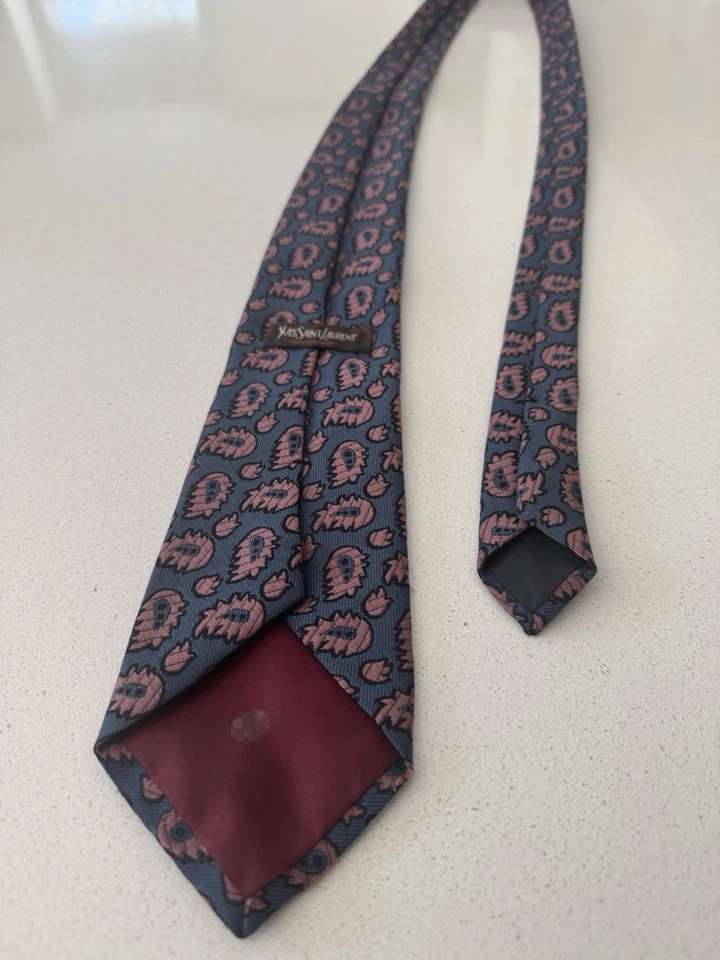 Prendas para el cuello retro para hombre Yves Saint Laurent atadas azul y rosa patrón geométrico Foto 4 de 4