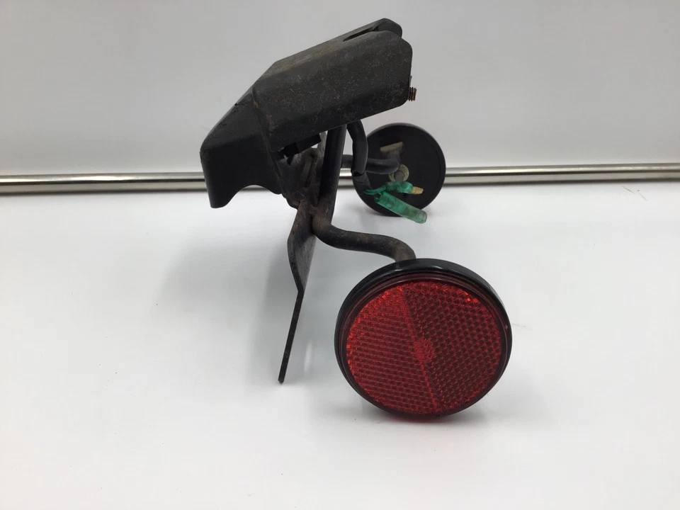 Soporte de matrícula trasera OEM 2010-2012 SYM Symba 100cc y luz con reflectores Foto 3 de 4