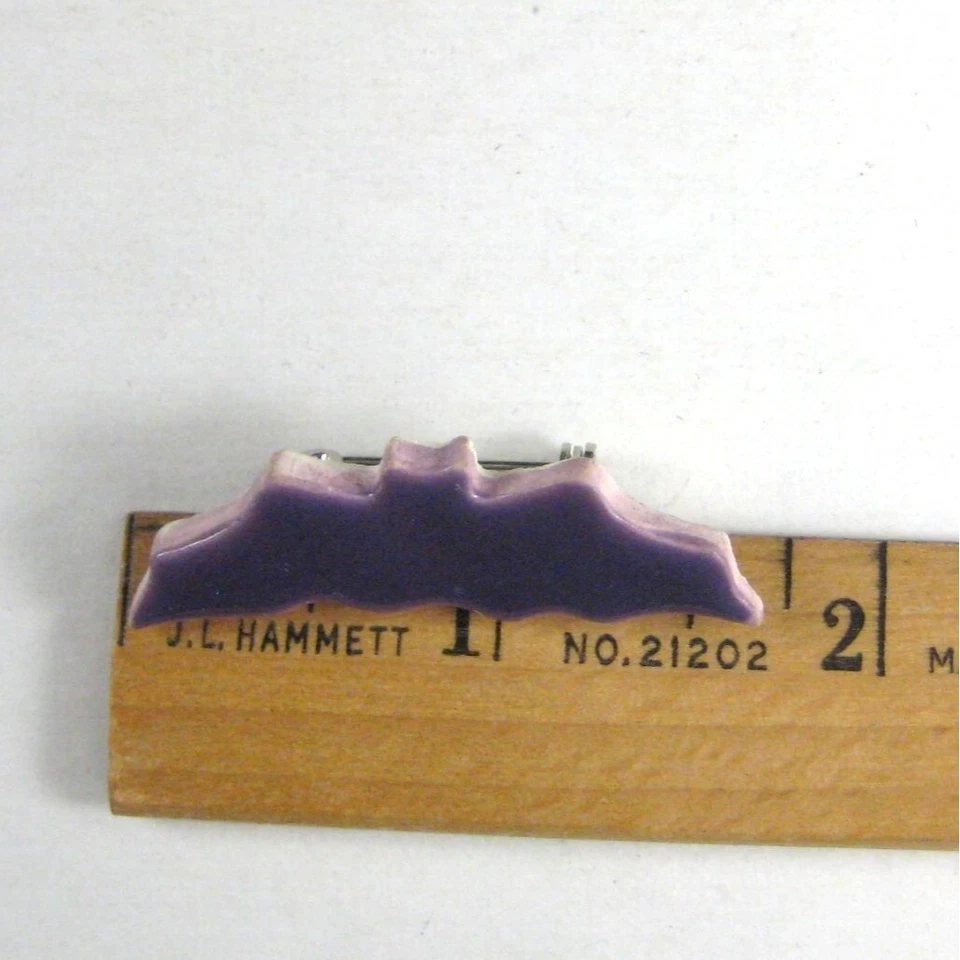 Broche prendedor de cerámica esmalte púrpura murciélago joyería Foto 2 de 4