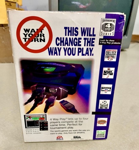 Autentico EA Sports Adattatore Gioco 4 Vie SEGA Genesis Multiplayer Nuovo - Foto 2 di 11