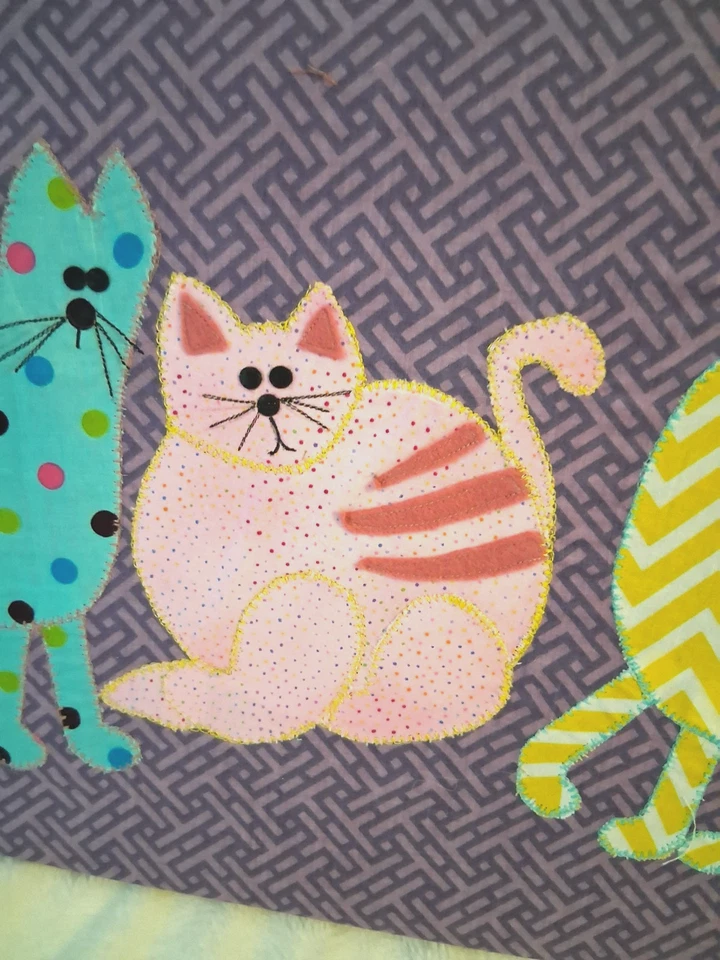 Colgante de pared acolchado hecho a mano HAPPY CAT TRIO, aguamarina/rosa/amarillo, listo para colgar Foto 3 de 4