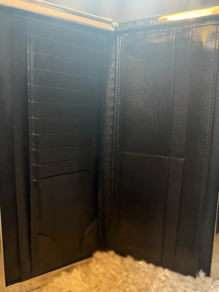 Cartera Lodis charol negro - Diseño de marco estructurado, excelente estado Foto 4 de 4