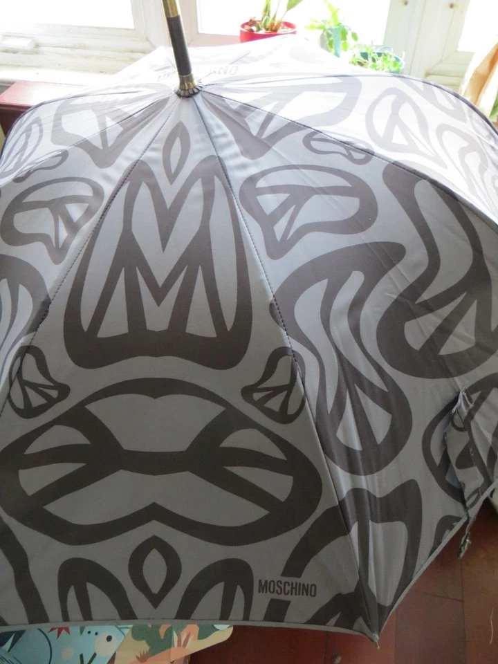 NUEVO CON ETIQUETAS PARAGUAS MOSCHINO JOYA PALO FACIAL VALOR $150.00 Foto 2 de 4