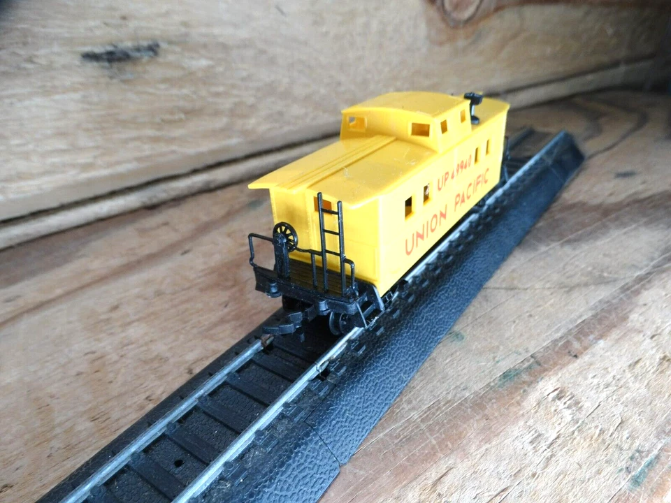 Life-Like HO Scale 41' Union Pacific UP 49940 Cupula Caboose - Image 3 of 4