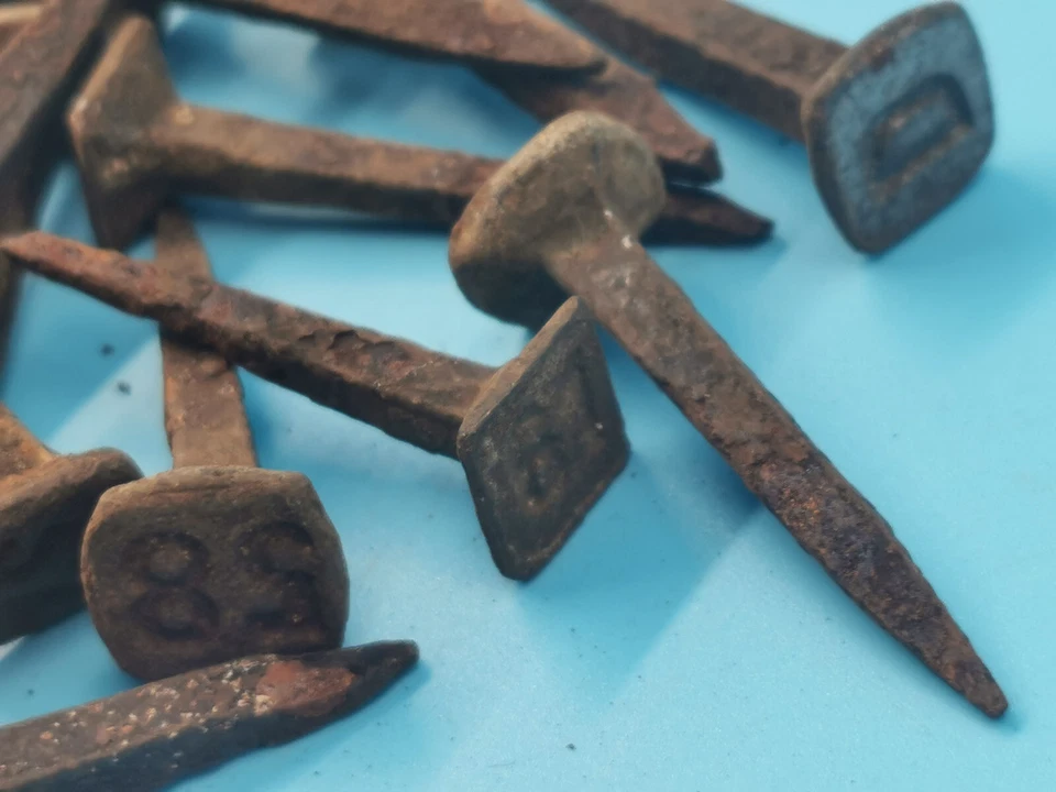 ANCIENS CLOUS  FER FORGE NUMEROTES  SNCF TRAVERSES RAILS 53 Pièces - Photo 4/4