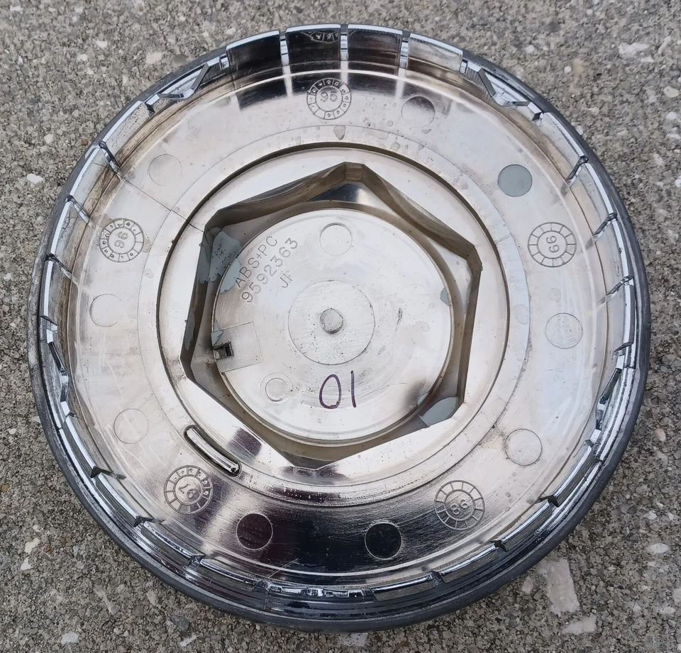 Tapa central Chevy Malibu 1998-2007 parte # 9592363 01 Foto 3 de 3