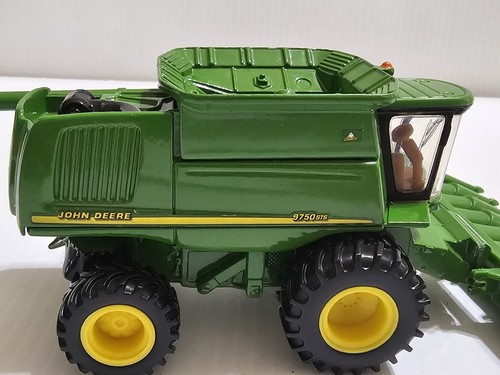 ERTL 1/64 John Deere 9750 STS Combine With 12 Row Corn Head & Grain Head Diecast - Bild 10 von 16
