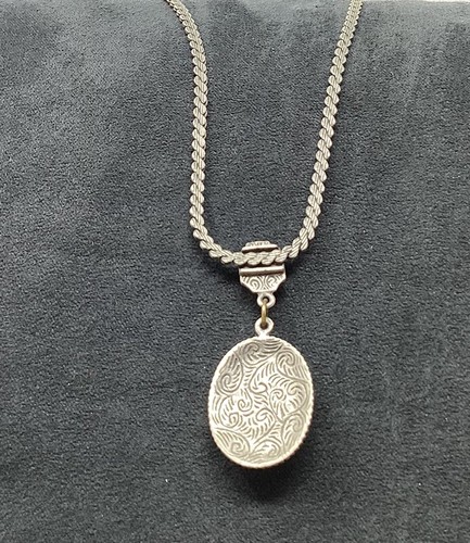 Collana con ciondolo perle finte dettagliate tono argento Jewelry Co catena 16 1/2" 1928 - Foto 7 di 9