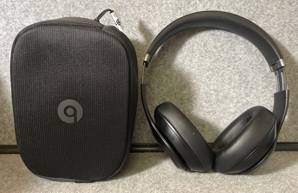 Beats By Dre Studio Pro/ Barely used/ sound and base are high quality