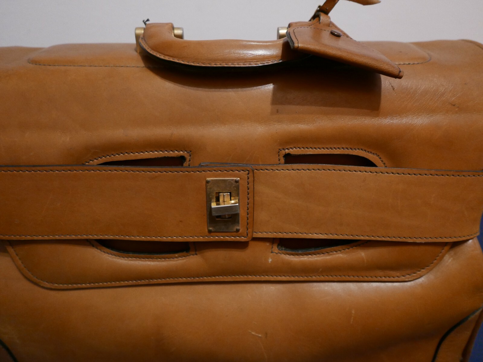 Heavy duty leather bag, interlocking closure. Vin… - image 2