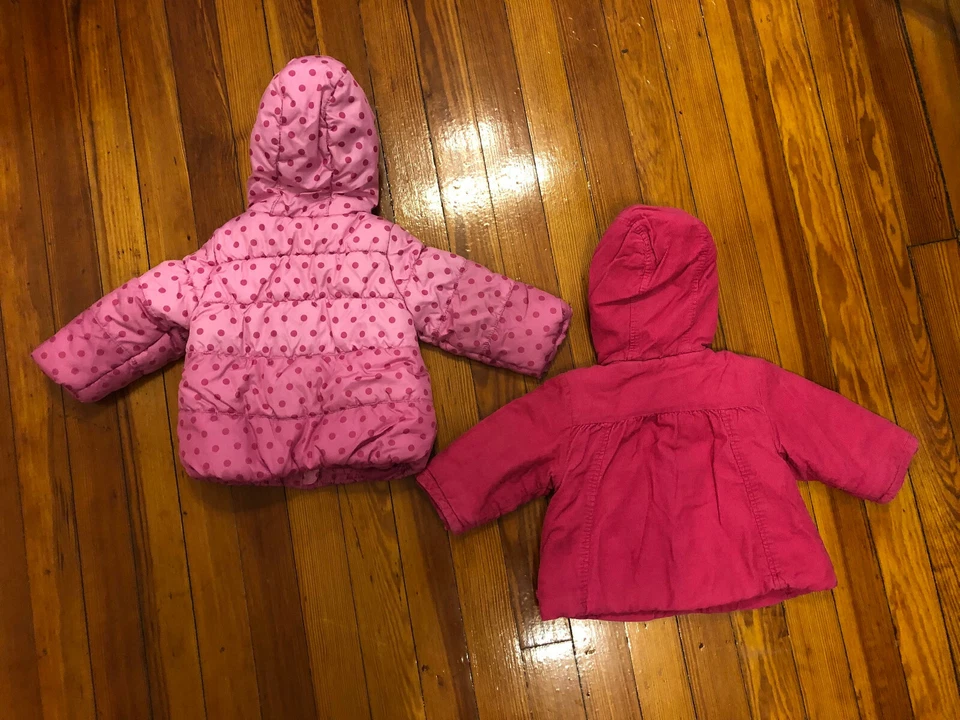 Lote de 2 chaquetas con capucha acolchadas rosas para niñas tallas 6-9 Mos. y 12M Foto 2 de 4
