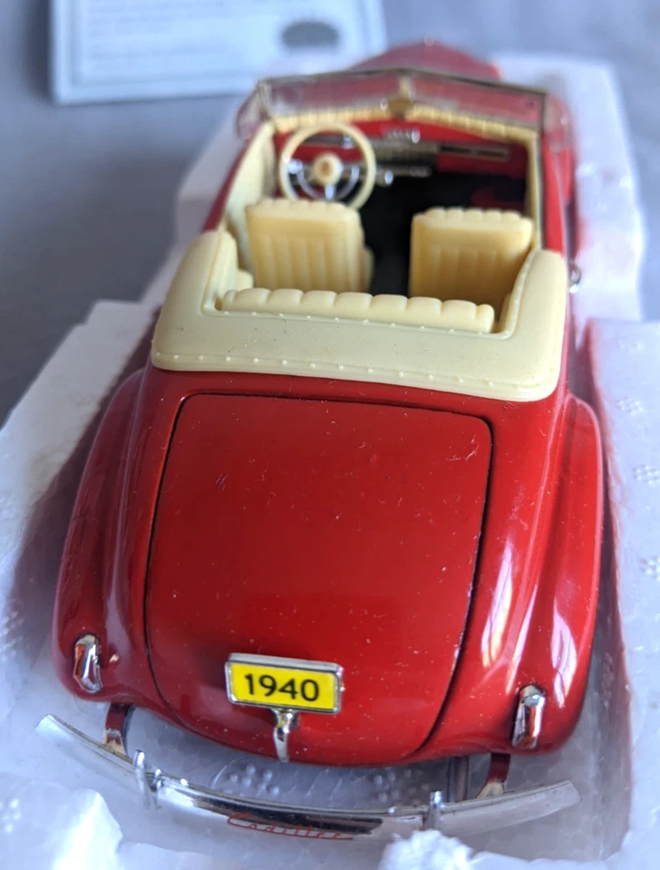 1:43 1940 CADILLAC SERIES 62 RED CONVERTIBLE DIECAST MODEL REPLICA NEW RAY - Image 4 of 4
