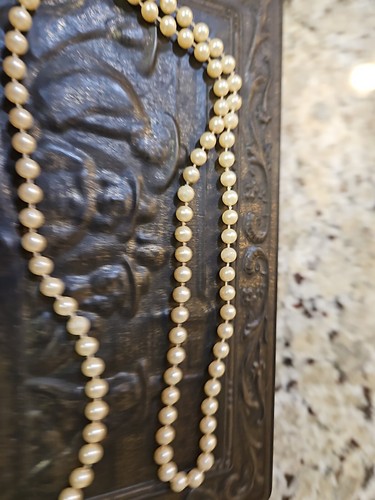Pearl necklace in light yellow Long 30in Costume Jewelry Vintage - Picture 5 of 9