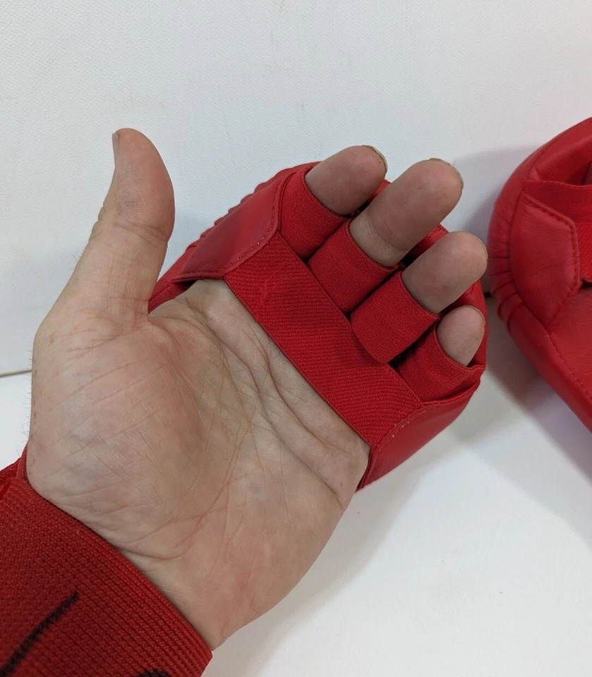 Guantes de combate de competición sin pulgar con guantes de karate aprobados por Adidas WKF rojos Foto 3 de 4