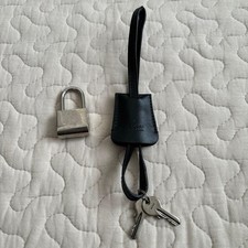 Cadenas Gucci couleur argentée avec clés et clochette E9