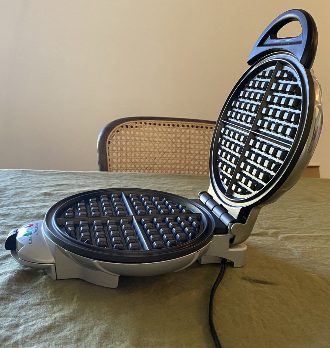 VillaWare Uno Classic Model 2004 Waffler Maker Round Thin Stainess Steel!