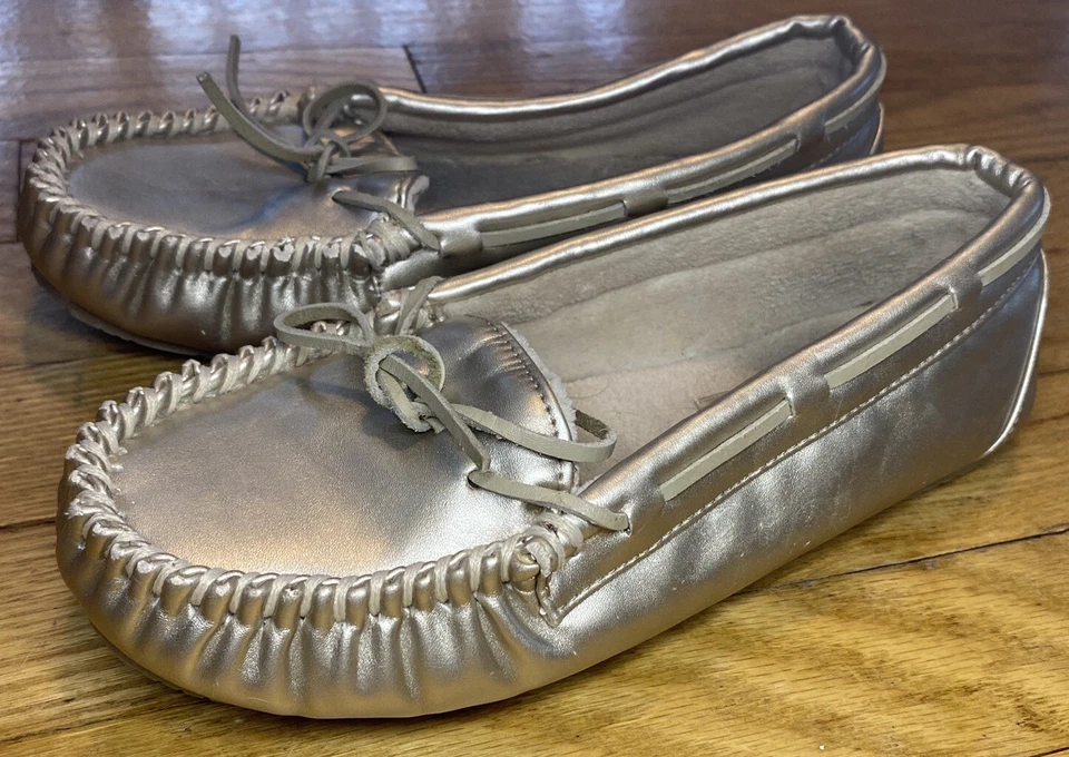 Mocasines de barco forrados metálicos dorados Minnetonka pantuflas EE. UU. 9 Foto 2 de 4