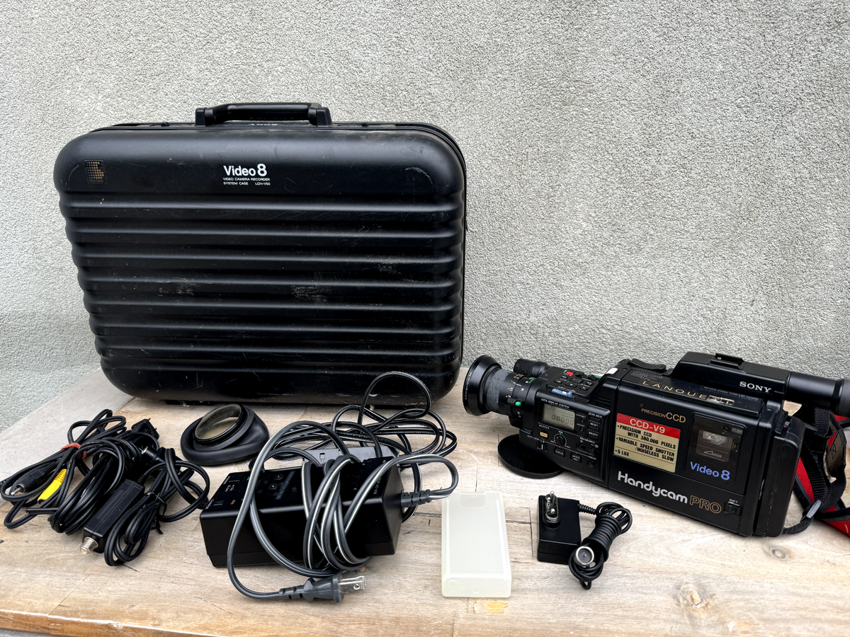 Sony CCD-V9 Video8 Handycam Pro in Hardside Case w Sony CCD-V9 Video8 Handycam Pro in Hardside Case w