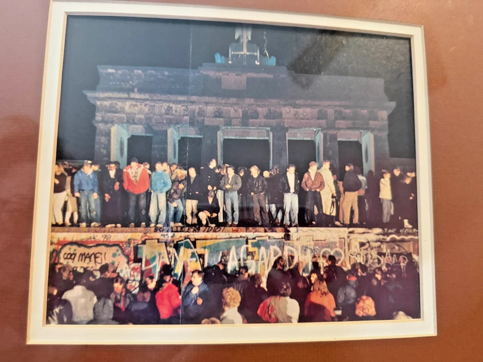 Berlin Wall Fragment AUTHENTIC Shadow Box Display 1961-1989 - Image 4 of 4