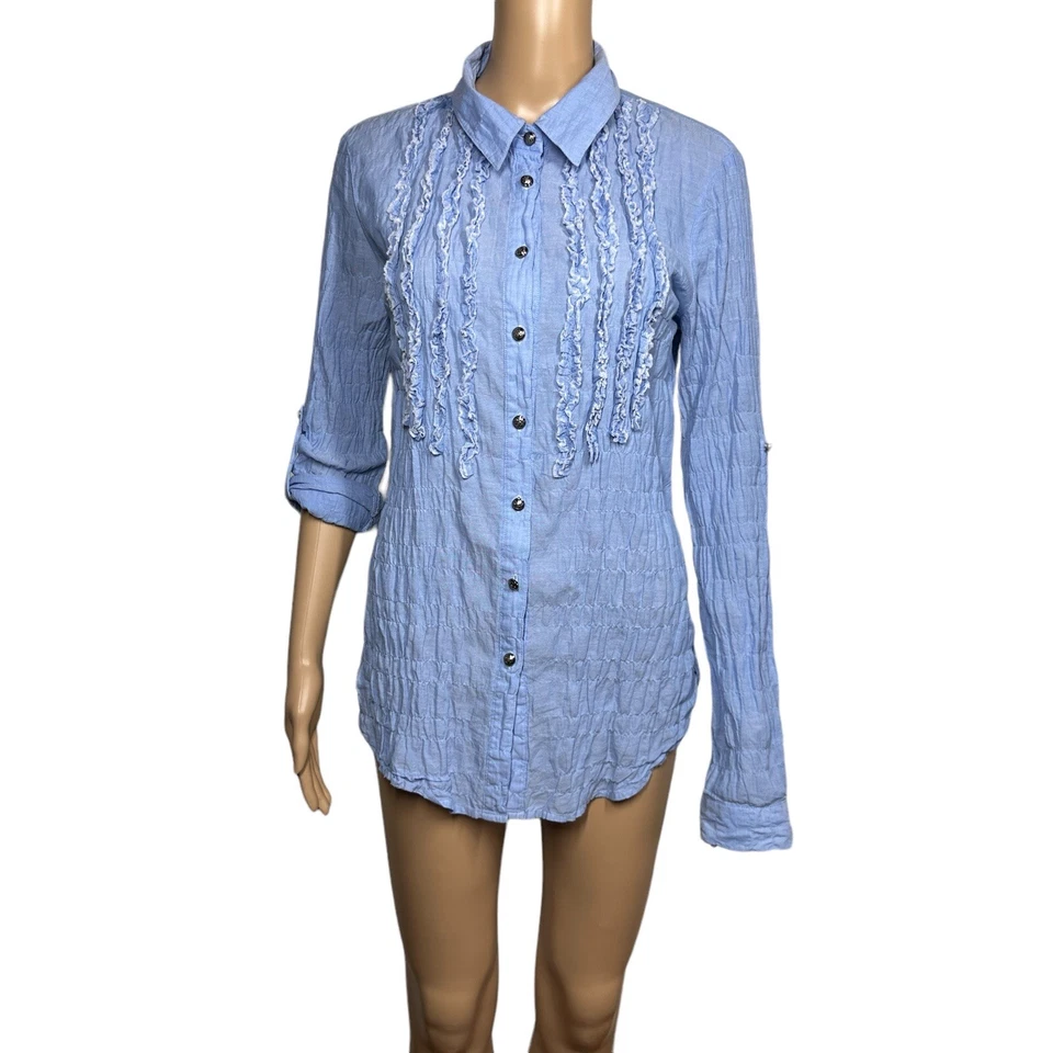 Camisa con botones Romeo&Juliet Couture para mujer talla M azul con volantes manga con lengüeta enrollable Foto 3 de 4