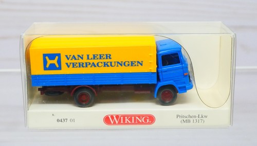 Wiking 0437-01, camión de plataforma plana Mercedes Benz 1317, embalaje Van Leer, escala HO | Zustand: New