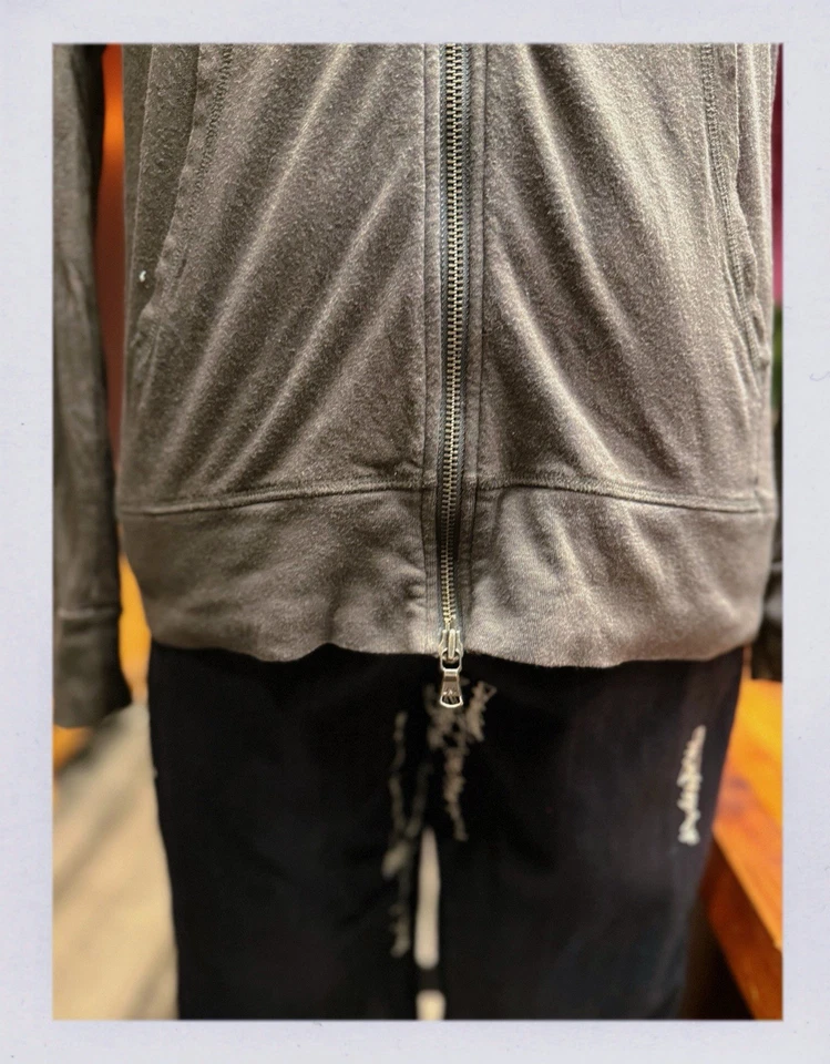 Sudadera con Capucha con Cremallera John Varvatos “PEACE” - Gris Carbón, Comodidad Premium Foto 4 de 4